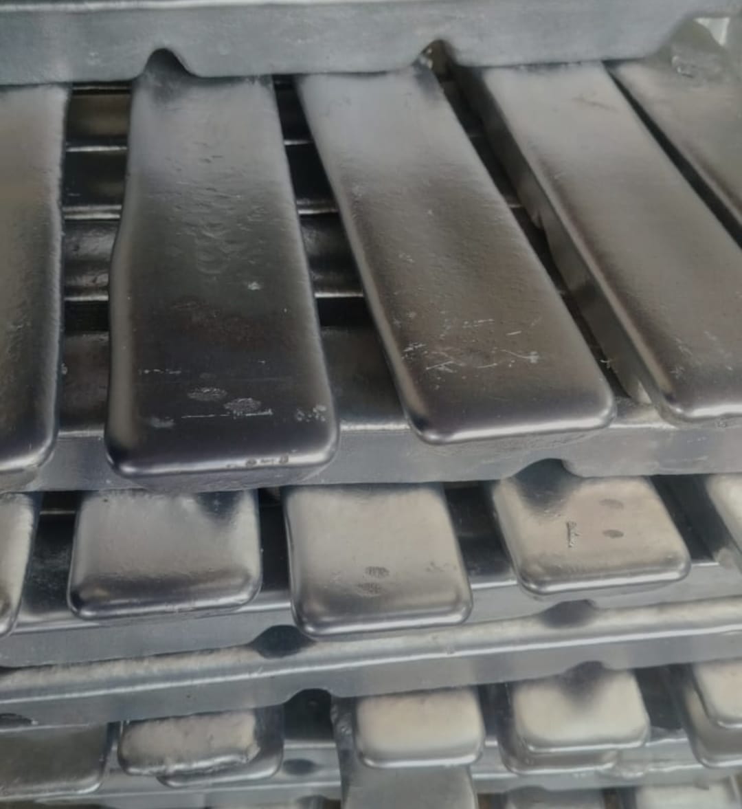 Aluminium Ingot - Industrial Grade Rectangle Shape Metallic Color | Anti-Rust Properties New Condition Quality Standard Tested