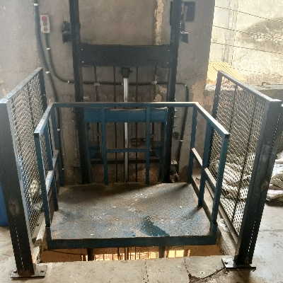 Hydraulic Goods Lift - Capacity: 1 Ton