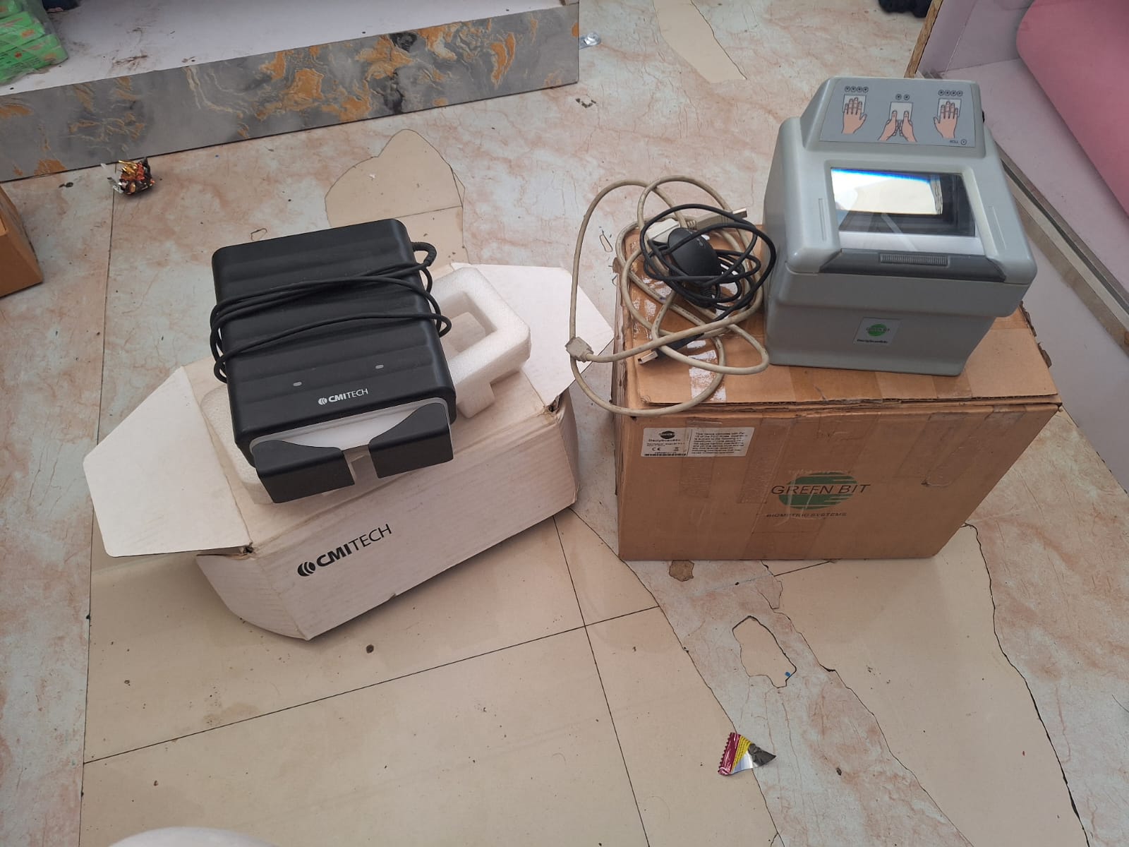 Adhar Card Kit Including Cmitech Dual Iris Machin, Greenbit Finger Thumb Machine And Gps Machin Fo Gstar Company