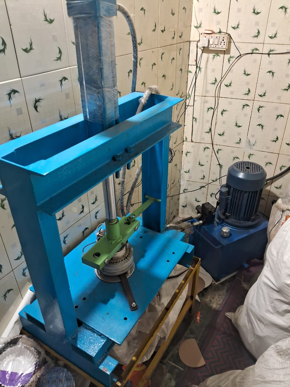 Semi automatic paper plate making machine 