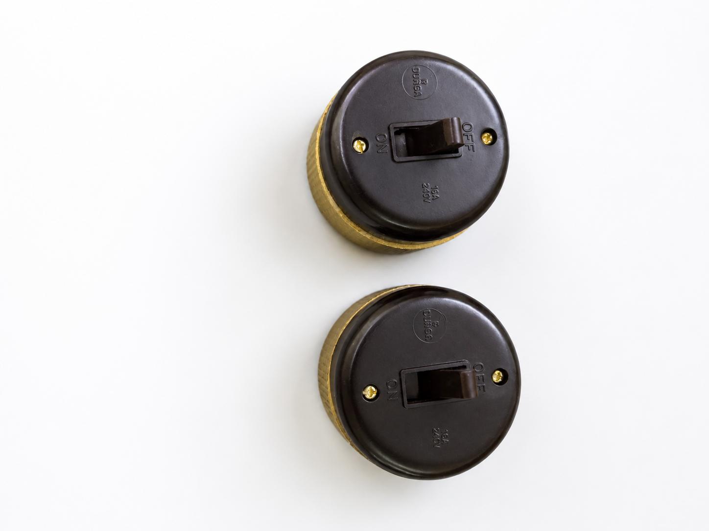 Tumbler switch with porcelain bakelite