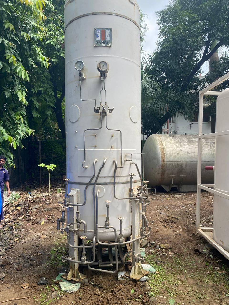 vacuum insulated cryogenic storage tank