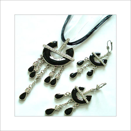 Black Designer And Fashionable Necklace Gender: Women