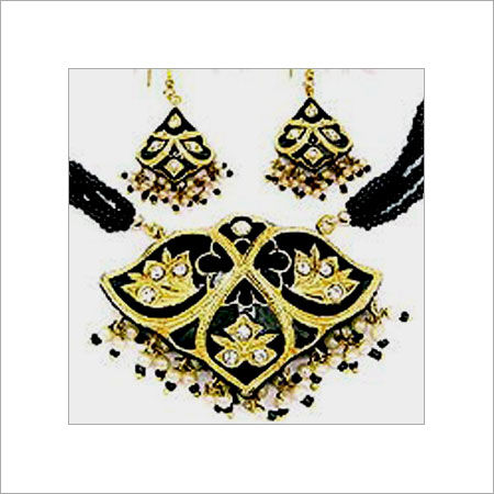 Eye Catching Look Lac Pendant Set