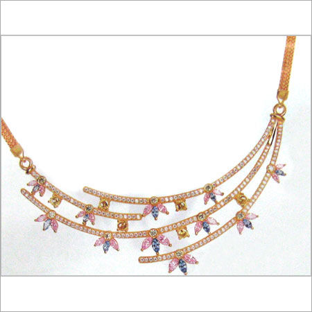 FASHIONABLE GOLD NECKLACE