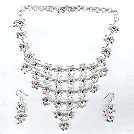 Fancy Silver Necklace Set Gender: Women