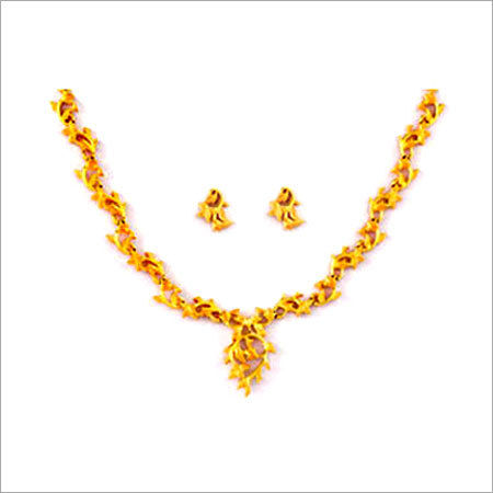 DESIGNER GOLD SHORT NECKLACE SET