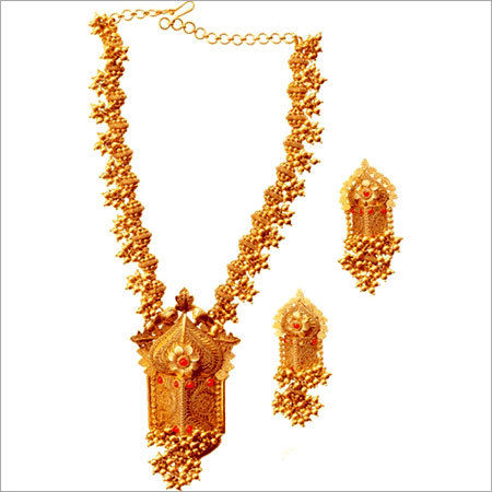 Gold necklace set