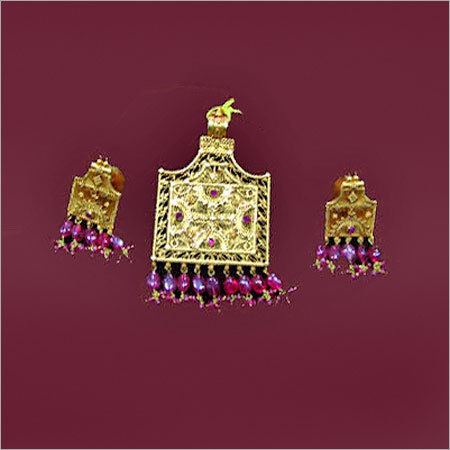 Varios Colors Are Available Designer Gold Pendant Set 