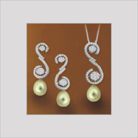 Womens Designer Diamond Pendant Set  Excellent