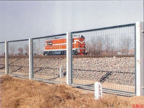 Wire Mesh Fences - Low-Carbon Steel & Aluminum-Magnesium Alloy, Anti-Corrosion and Everlasting Protective Barriers for Highways, Railways, Airports, and Gardens