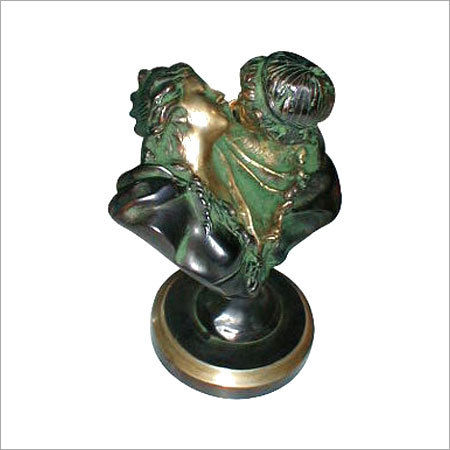 Metal Kissing Couple Statue