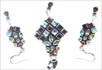 GEMSTONE STUDDED SILVER PENDANT SET