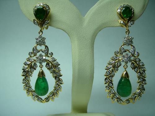 Designer Emerald Diamond Earring Diamond Carat Weight: 2.07 Carat