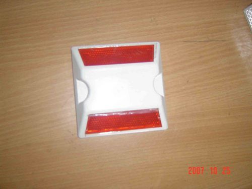 Plastic Reflective Road Stud Size: 100X100X20Mm.