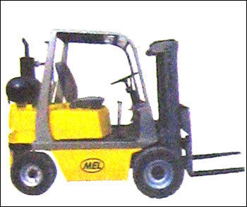 MEDIUM DUTY FORK LIFT TRUCK