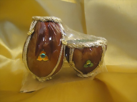 सजाए गए गाट और नारियल सेट