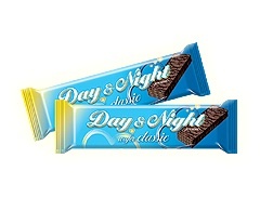 मूंगफली स्टफिंग और कोको ग्लेज़ बिस्कुट के साथ डे एंड नाइट वेफर क्लासिक