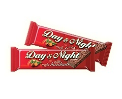 हेज़लनट स्टफिंग और मिल्क-कोको ग्लेज़ के साथ डे एंड नाइट वेफर