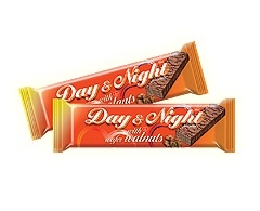 वॉलनट स्टफिंग और मिल्क-एंड-कोको ग्लेज़ बिस्कुट के साथ डे एंड नाइट वेफर