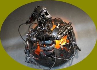 Metal Queen Monster Lamp