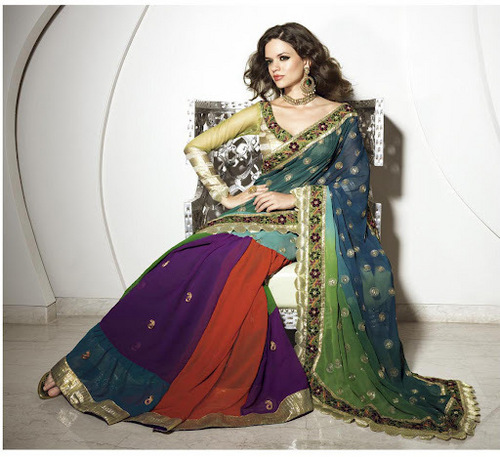 गोल्डन प्लशी एलो वेरा ग्रीन बैंगन लाल और टील ब्लू एम्ब्रॉयडरी वाली साड़ी