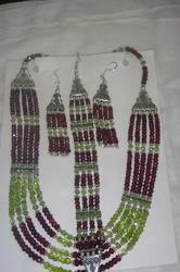 गार्नेट और पेरिडॉट नेकलेस