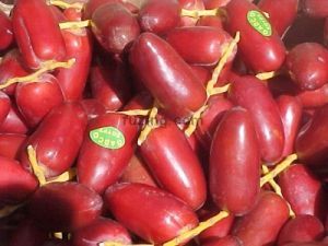 ताजा पीला और लाल खजूर