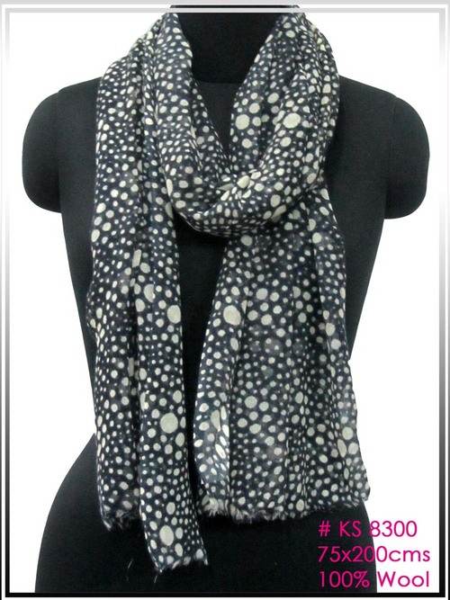 डॉट प्रिंटेड स्कार्फ