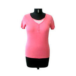 महिलाओं की गुलाबी टी-शर्ट्स