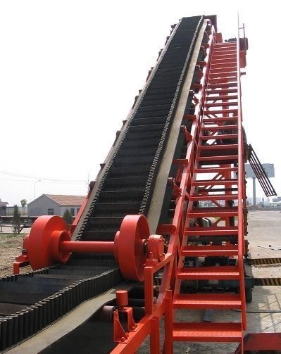 Corrugated Sidewall Conveyor Belt - Inclining Angle 0 to 90 Degrees, Compact Design, High Capacity for Coal, Mine, Chemistry, and More