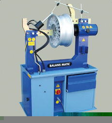 Rim Straightening Machine With Lathe