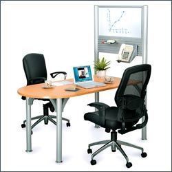 स्टाइलिश मीटिंग रूम टेबल और चेयर