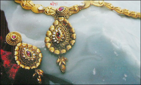 Ladies Gold Necklace