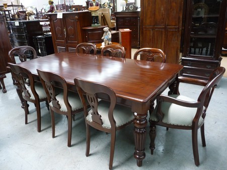 टेबल और 8 कुर्सियां विक्टोरियन फिडल बैक बैलून डाइनिंग सेट