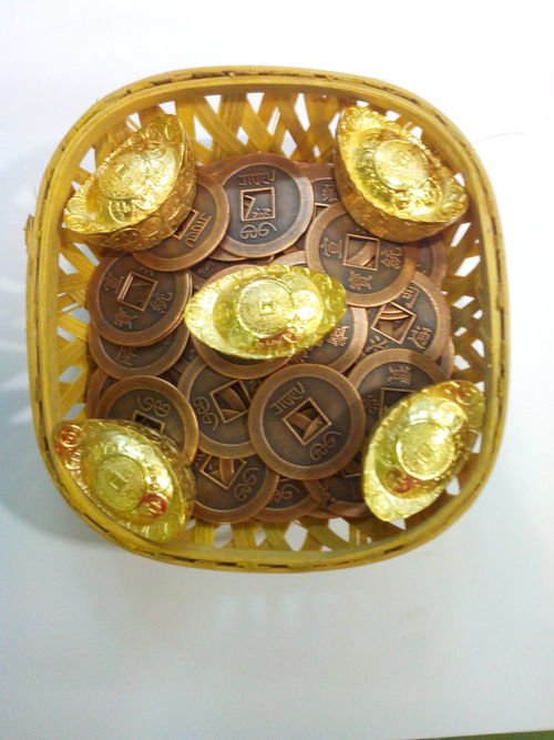 तांबे के सिक्के और पिंड के साथ फेंग शुई वेल्थ बास्केट