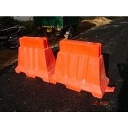 इंटर लॉकिंग और वाटर फिलेबल क्रैश बैरियर