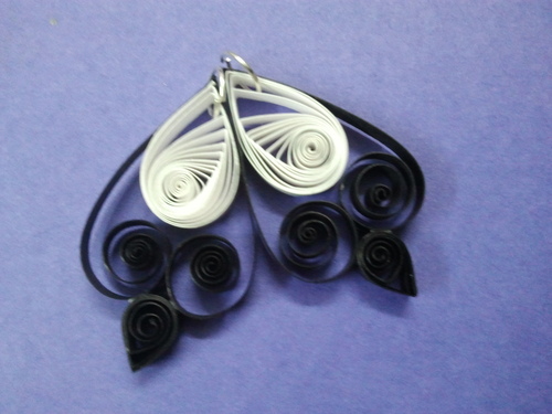 महिलाओं के लिए ट्रेंडी ब्लैक एंड व्हाइट ईयररिंग