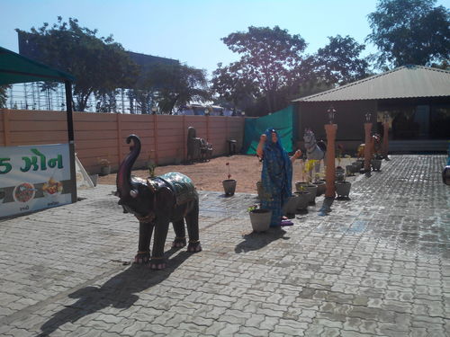 सेज और बड़े पौधों के लिए बाउंड्री वॉल