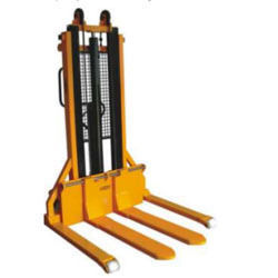 Staddle Stacker With Adjustable Forks