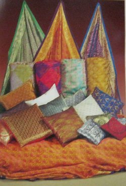 क्लासिक क्रॉनिकल ब्रोकेड बेड लिनन और कुशन