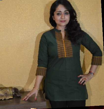 सामने की ओर जर्दी और फ्रिल्स के साथ महिलाओं की कुर्ती