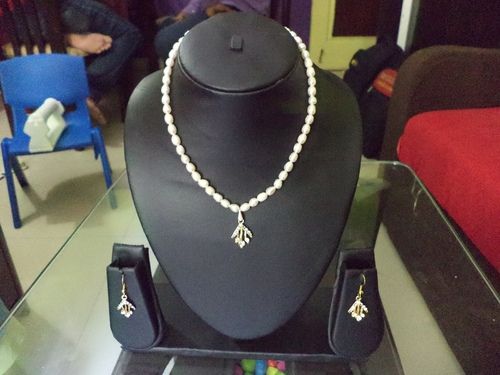 Eye Catching Pearl Necklace Set