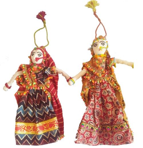Mini Puppen Sachen hängen die Schlamm-Mauer; Bhuj; Kutch; Gujarat; Indien  Stockfotografie - Alamy