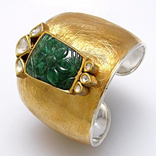 CZ पोल्की और ग्रीन एवेंट्यूरिन के साथ मुगल इंस्पायर्ड रेट्रो कफ