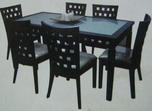 कुर्सियों के साथ लकड़ी की डाइनिंग टेबल 