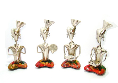 हैंडक्राफ़्टेड सीटेड म्यूज़िशियन वुड और निकेल पोलिश फ़िनिश