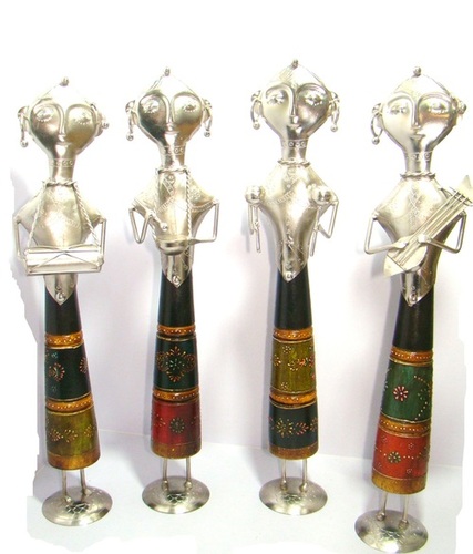 हैंडक्राफ़्टेड स्टैंडिंग म्यूज़िशियन वुड एंड निकेल पोलिश फ़िनिश (मीडियम)