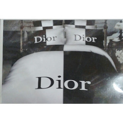 काले और सफेद कुशन