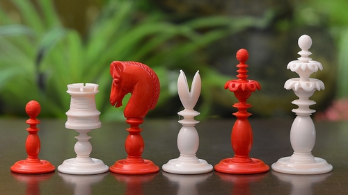 सना हुआ क्रिमसन और ब्लीचड व्हाइट बोन में एंटीक कैल्वर्ट सीरीज़ शतरंज के टुकड़े